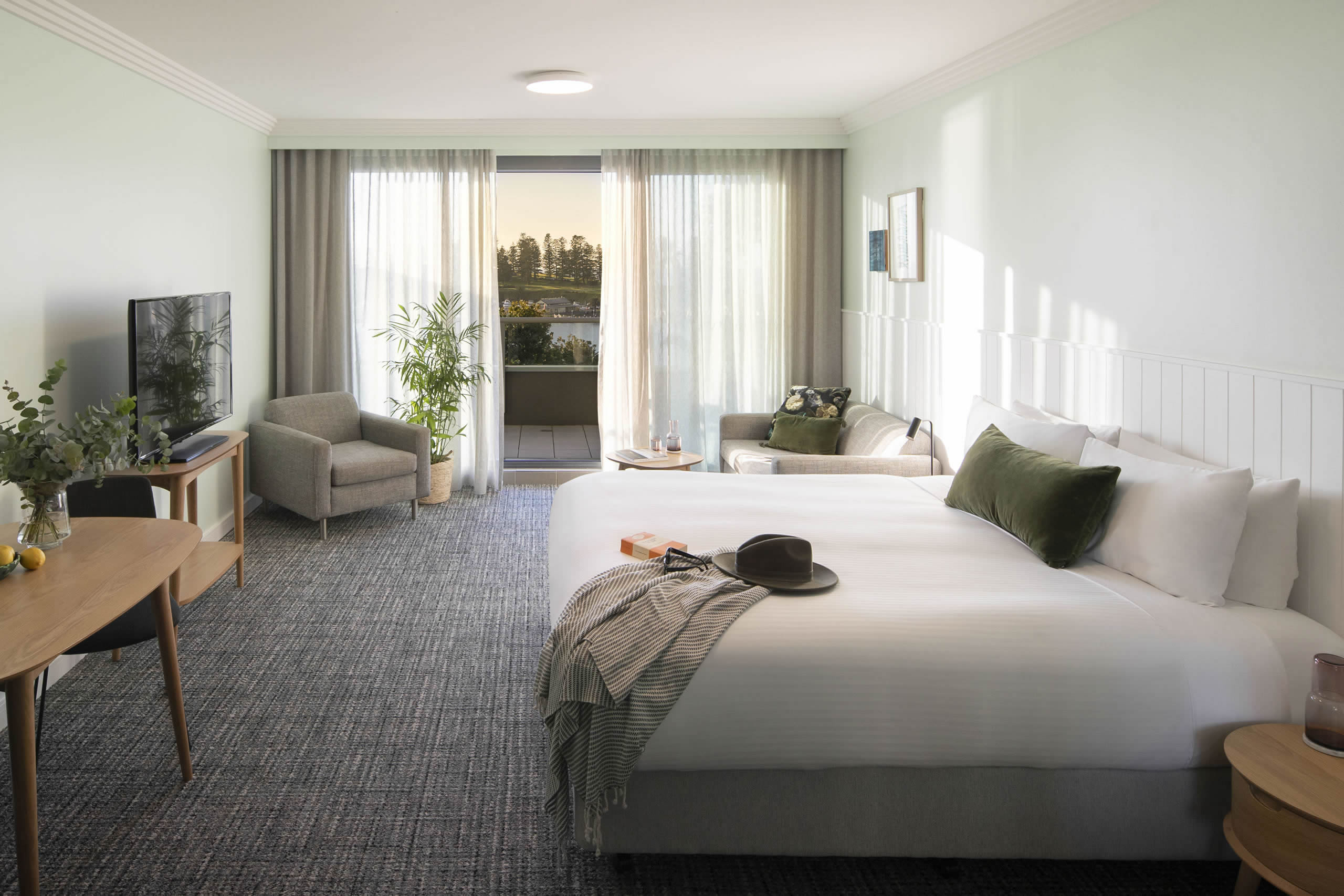 Deluxe room with balcony at The Sebel Kiama accommodation